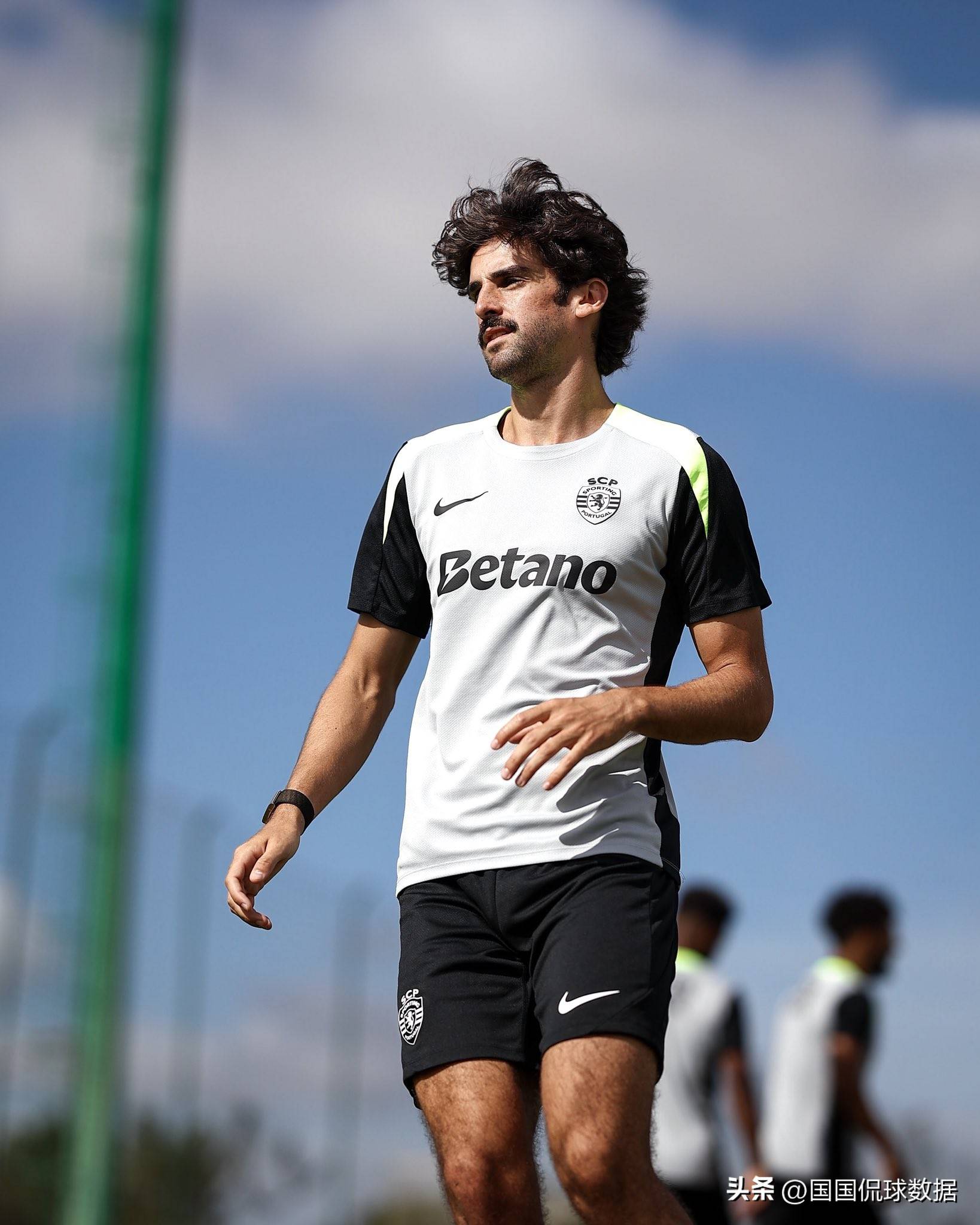 里昂迎葡超关键赛，今晚迎来里程碑，引发热议，纪律约束更严格的简单介绍