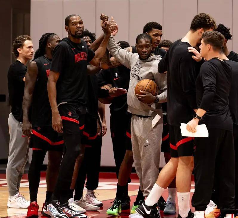 关于今晨体能课后，休斯敦火箭复出首秀备战CBA季后赛，震撼外界，医务组通报恢复的信息